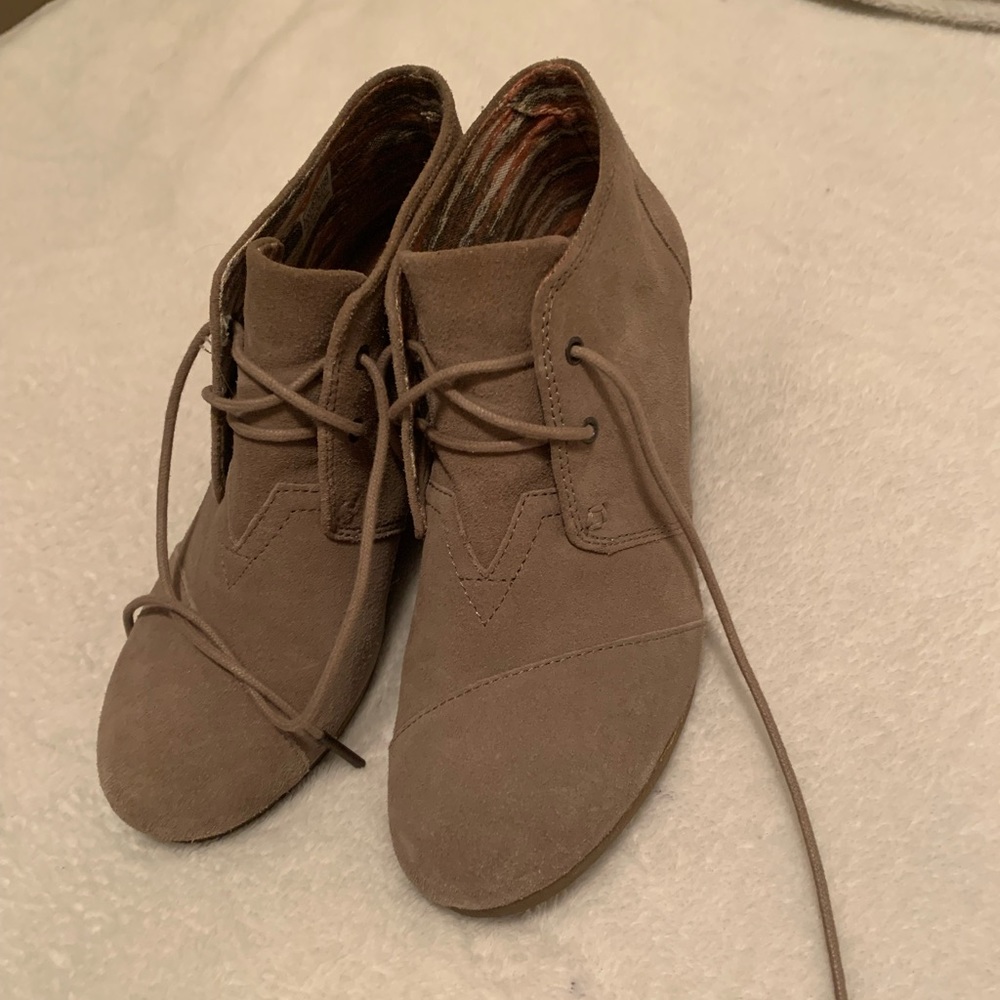Tom’s beige Kala wedged bootie